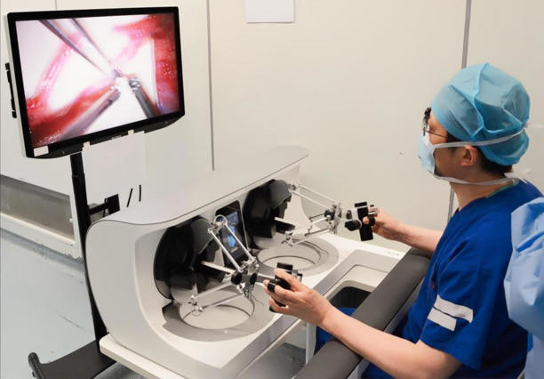 上海九院开展国产显微机器人临床研究，首台手术实现“超微血管缝合”(图1)